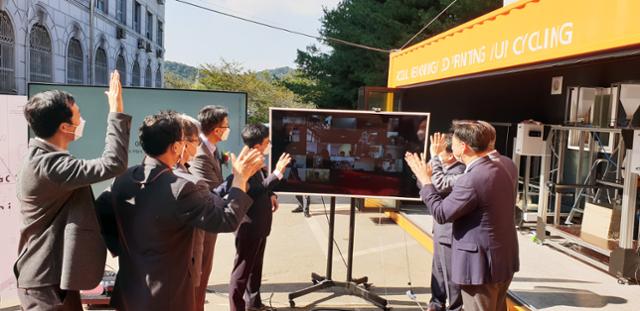 ‘2020 순천향 건축전’ 온라인 접속 방문객과 건축학과 교수와 학생이 손을 흔들며 인사하고 있다. 순천향대 제공