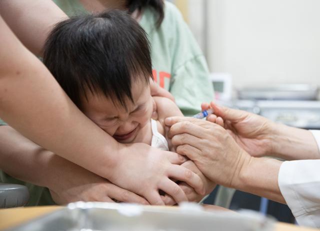 8일 오전 경기도 수원시 팔달구에 위치한 소아ㆍ청소년 전문병원에서 아기가 독감 예방주사를 맞으며 얼굴을 찡그리고 있다. 뉴스1