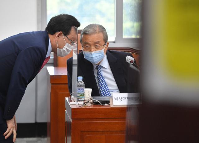 국민의힘 김종인 비대위원장과 주호영 원내대표가 22일 국회에서 열린 화상 의원총회에서 대화하고 있다. 연합뉴스