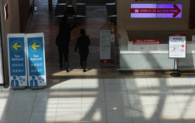 코로나19 사태로 난항을 겪은 인천국제공항 제1터미널 내 면세점 신규 사업자 선정을 위한 입찰 절차가 마감되는 22일 인천국제공항 1터미널 면세구역 모습. 연합뉴스