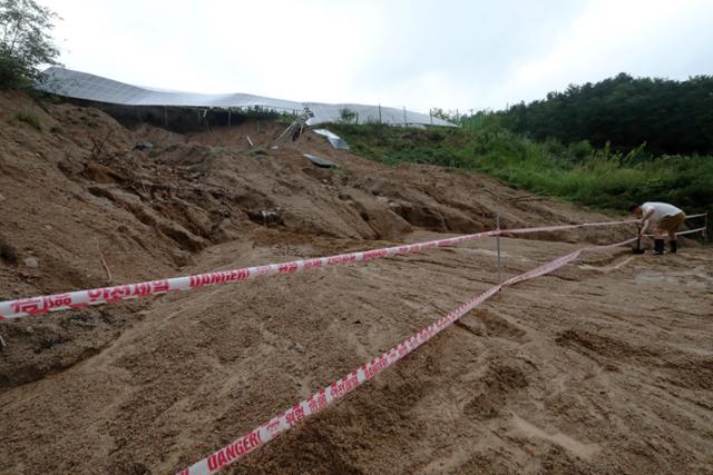 지난달 집중호우로 산사태 피해를 입은 충북 제천시의 한 마을에서 주민이 복구 작업을 하고 있다. 뉴스1