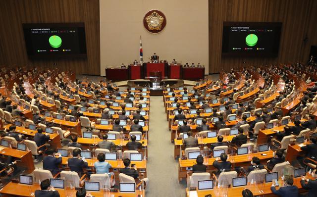 서울 여의도 국회에서 열린 본회의에서 2020년도 제4회 추가경정예산안이 재석 282인, 찬성 272인, 반대 1인, 기권 9인으로 통과하고 있다. 뉴시스