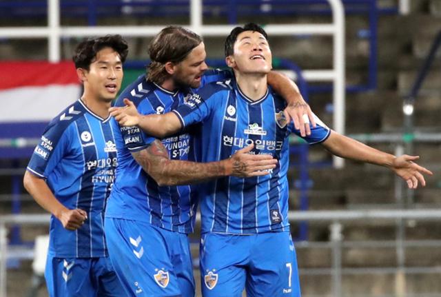 울산 김인성(오른쪽)이 23일 울산 남구 문수축구경기장에서 열린 포항과의 2020 하나은행 FA컵 4강전에서 동점골을 넣고 환호하고 있다. 울산=뉴스1