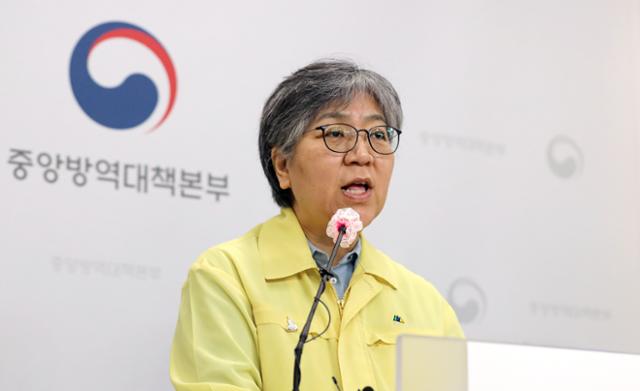 정은경 중앙방역대책본부장(질병관리청장)이 22일 오전 충북 청주시 질병관리청에서 열린 국가 인플루엔자 예방접종 사업 일시 중단 관련 브리핑을 하고 있다. 청주=연합뉴스