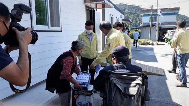 전남 곡성군 관계자들이 임시주거용 주택을 설치하고 이재민을 위로하고 있다.