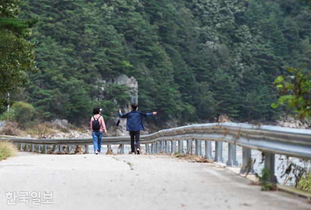 분천역~비동승강장 구간의 도로는 물을 3차례 건너며 낙동강과 나란히 이어진다.