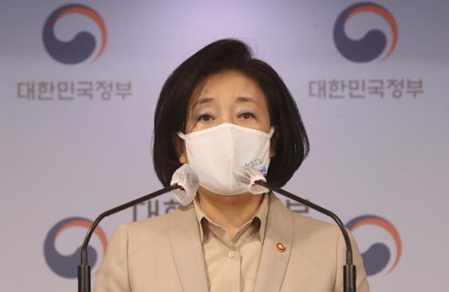 박영선 중소벤처기업부 장관이 코로나19가 장기화할 경우 정부가 나서 임대료를 인하한다는 방안을 검토 중인 것으로 알고 있다고 말해 눈길을 끈다. 사진은 박 장관이 23일 서울 종로구 정부서울청사 별관 브리핑룸에서 4차 추경안 편성 관련 브리핑을 하는 모습. 뉴시스