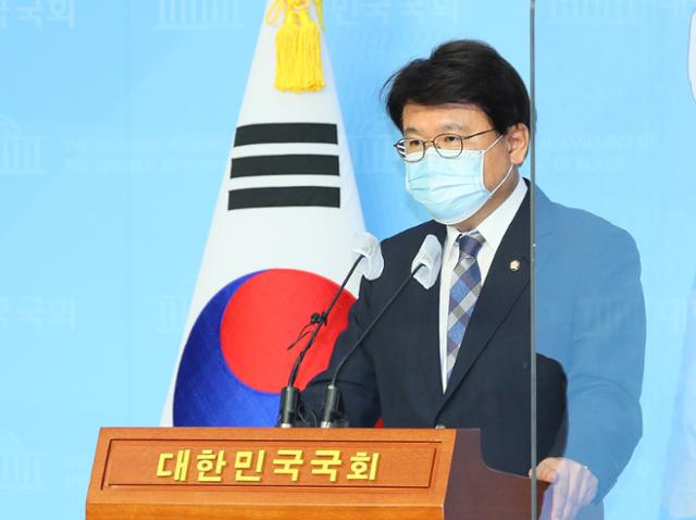 황운하 더불어민주당 의원이 21일 국회 소통관에서 법무부가 입법예고한 '형사소송법 및 검찰청법 대통령령'의 수정을 촉구하고 있다. 연합뉴스