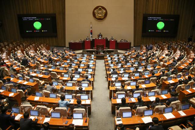 [서울=뉴시스] 김진아 = 24일 서울 여의도 국회에서 열린 본회의에서 기후위기 비상 대응 촉구 결의안이 가결되고 있다. (공동취재사진) 뉴시스