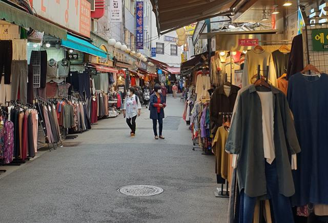 추석을 엿새 앞둔 24일 오전 서울 중구 남대문 시장 여성복 상가 거리의 모습. 거리에 행인들이 손에 꼽을 정도로 한산하다. 박재연 기자