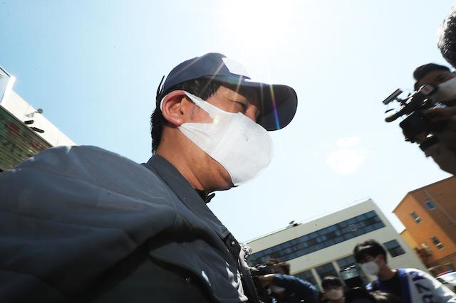 1조6,000억원대 피해액이 발생한 라임자산운용 사태의 전주(錢主)이자 정관계 로비의 핵심 인물로 지목된 김봉현 스타모빌리티 회장이 수원여객의 회삿돈 241억원을 빼돌린 혐의(특정경제범죄가중처벌법상 횡령)로 구속 전 피의자 심문(영장실질심사)을 받기 위해 4월 26일 오후 경기도 수원남부경찰서 유치장에서 나오고 있다. 연합뉴스