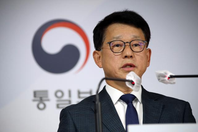 여상기 통일부 대변인이 24일 오후 정부서울청사 브리핑실에서 서해 최북단 소연평도에서 실종된 공무원 관련 발표를 하고 있다. 연합뉴스