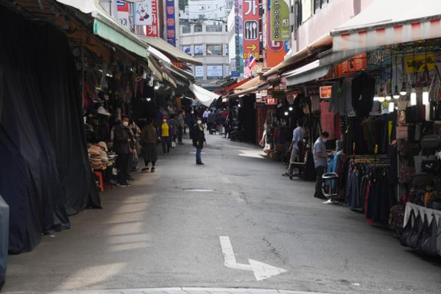 24일 오전 서울 중구 남대문시장이 한산하다. 수입상가 직원 A모씨는 "작년 추석보다 물동량이 절반 이상 줄었다"고 말했다. 고영권 기자