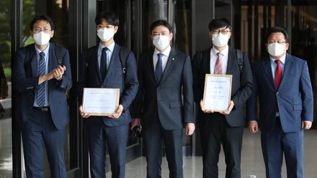 서울남부지검 근무 당시 상사의 폭언 및 폭행에 시달리다 극단적 선택을 한 고 김홍영 검사의 유족과 김 검사의 사법연수원 동기들로 이뤄진 변호인단이 14일 검찰의 신속한 수사를 촉구하는 취지로 대검찰청 검찰수사심의위원회 소집 신청서를 제출하고 있다. 뉴스1