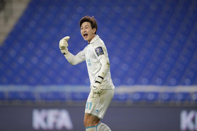 포항 골키퍼 강현무가 23일 울산 남구 문수축구경기장에서 열린 2020 하나은행 FA컵 4강전 울산과의 경기 승부차기 상황에서 선방한 후 세레머니를 하고 있다. 대한축구협회 제공