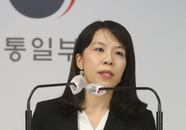 조혜실 통일부 부대변인이 25일 오전 서울 종로구 정부서울청사 합동브리핑실에서 현안 관련 정례브리핑 중 기자들의 질문에 답하고 있다.