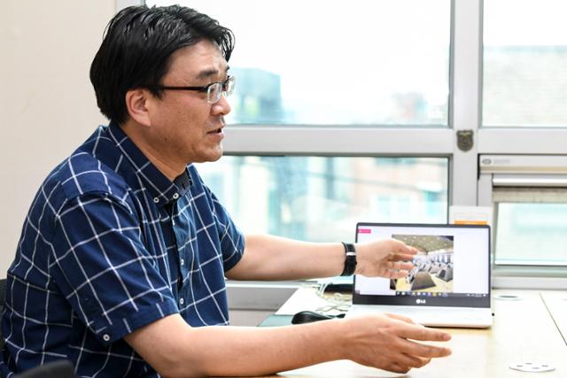 [저작권 한국일보]8월 27일 서울 마포구 함께일하는재단 회의실에서 김동훈 라이프라인코리아가 실제 재난 대피소와 똑같이 꾸민 장소에서 재난 대응 방법을 배우는 프로그램에 대해 설명하고 있다. 이한호 기자