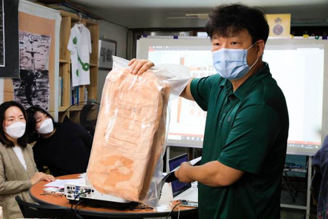 환경보건시민센터와 한국석면추방네트워크, 광주환경운동연합, 전국학교석면학부모네트워크 관계자가 21일 오전 서울 종로구 환경보건시민센터에서 기자회견을 열고 시중 시멘트에서 검출된 트레몰라이트석면의 문제점에 대해 발표하고 있다. 뉴시스