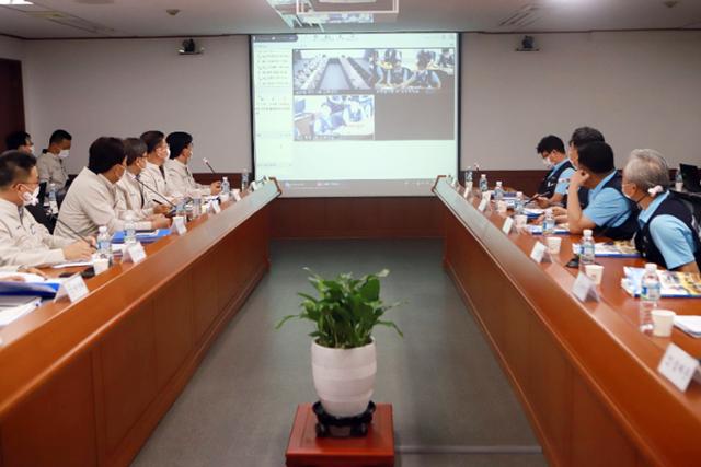 지난달 27일 현대차 노사 대표가 울산공장 본관 중회의실에서 비대면 임금협상을 진행하고 있다. 연합뉴스