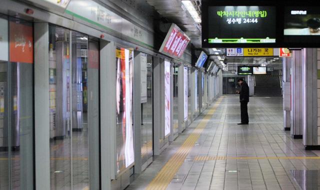 서울교통공사가 운영하는 서울지하철 2호선 을지로입구역 승강장 모습. 한국일보 자료사진