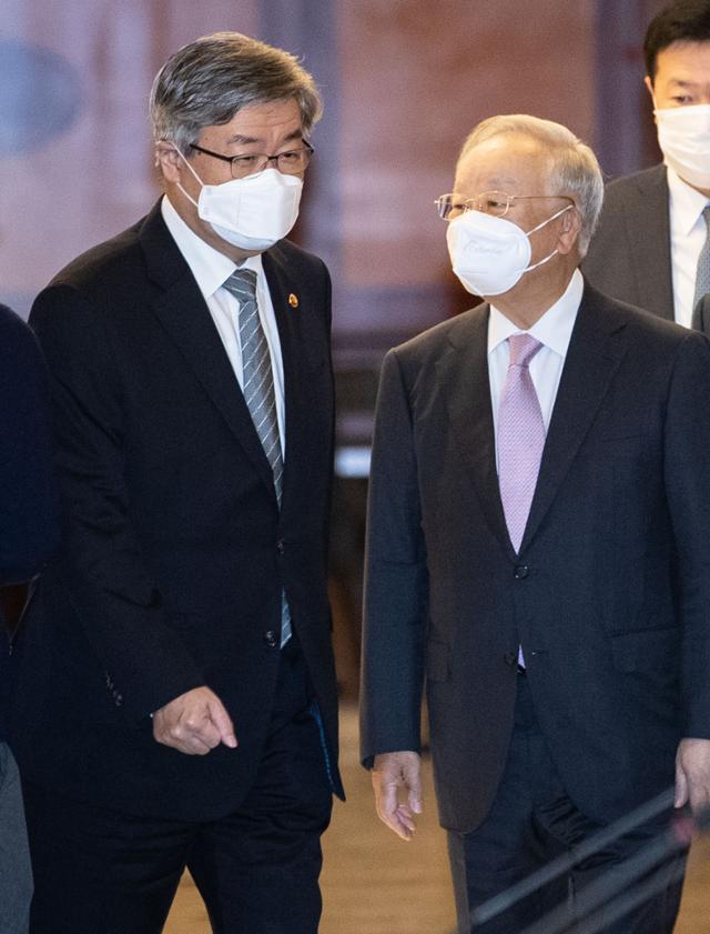 이재갑 고용노동부 장관과 손경식 한국경영자총협회 회장이 25일 오전 서울 중구 코리아나호텔에서 열린 30대 기업의 인사ㆍ노무책임자(CHO) 간담회에 참석하고 있다. 뉴스1