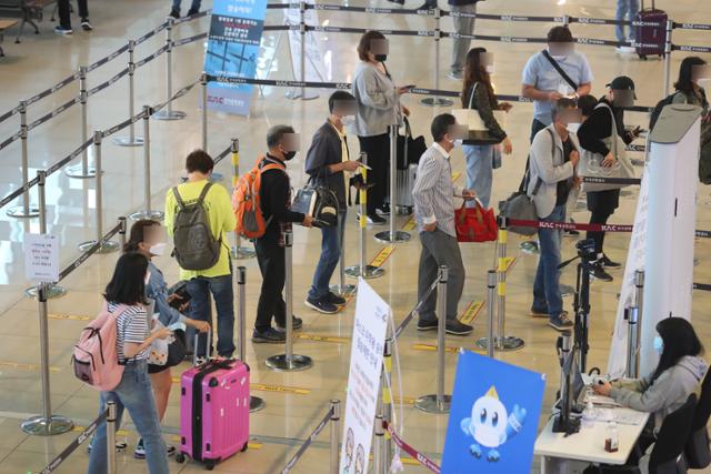 추석 연휴를 앞둔 25일 오후 서울 강서구 김포국제공항 국내선 탑승구에서 여행객들이 수속을 밟고 있다. 뉴시스