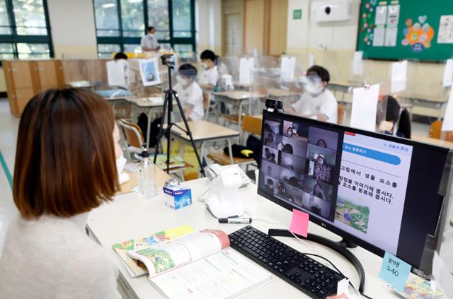 등교를 재개한 21일 서울 화랑초등학교에서 대면, 비대면(원격) 수업이 동시에 진행되고 있다. 뉴시스