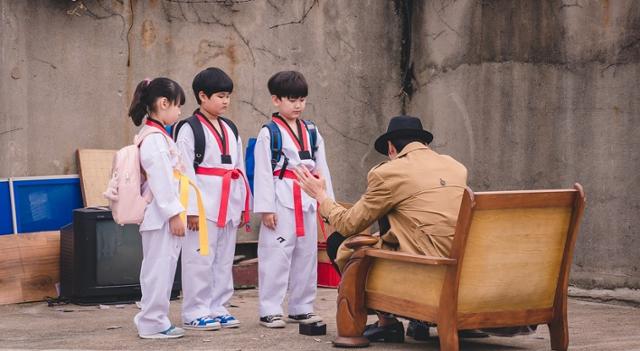 무일푼 '좀비' 최진혁의 인간 세상 적응기가 그려진다. 래몽래인 제공