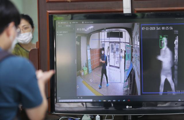 전국 각 대학에서는 열감지기를 활용한 체온 측정을 하고 있다. 연합뉴스