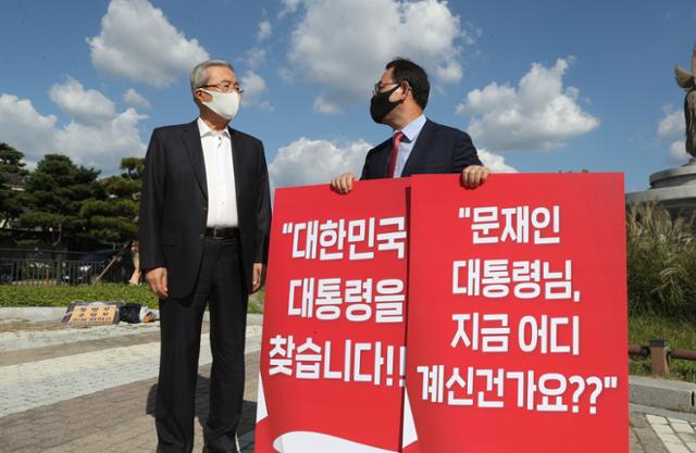 국민의힘 김종인 비대위원장이 27일 오후 청와대 분수대 앞에서 북한의 해수부 공무원 피격 사망사건 진상조사 요구 1인 시위에 나선 주호영 원내대표 찾아가 격려하고 있다. 뉴스1