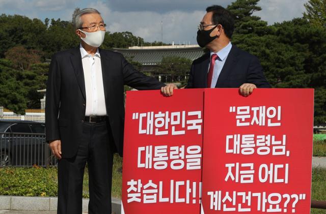 국민의힘 김종인 비대위원장(왼쪽)이 27일 오후 청와대 분수대 앞에서 북한의 해수부 공무원 피격 사망사건 진상조사 요구 1인 시위에 나선 주호영 원내대표를 만나고 있다. 연합뉴스