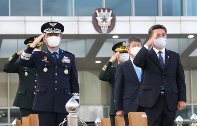 서욱(오른쪽) 국방부 장관과 원인철 신임 합동참모본ㄷ의장이 23일 오후 서울 용산구 합동참모본부 대연병장에서 열린 합참의장 이·취임식에서 거수경례를 하고 있다. 뉴시스