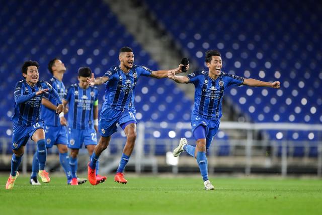 원두재(오른쪽)가 울산 남구 문수축구경기장에서 열린 2020 하나은행 FA컵 4강전 포항과의 경기에서 승리한 후 기쁨에 찬 채 달려가고 있다. 대한축구협회 제공