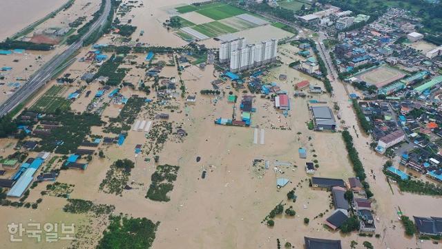 지난달 8일 내린 폭우로 물에 참긴 구례읍내 모습. 한국일보 자료사진