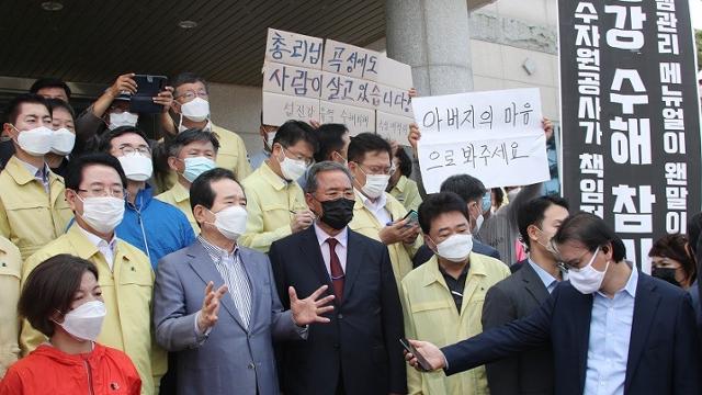 정세균 국무총리가 추석을 앞둔 26일 구례군 마산면 상하수도사업소 앞에서 지난달 집중호우 피해 주민들 앞에서 발언하고 있다. 연합뉴스