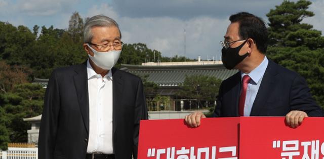 국민의힘 김종인 비대위원장이 27일 오후 청와대 분수대 앞에서 북한의 해수부 공무원 피격 진상조사 요구 1인 시위에 나선 주호영 원내대표 찾아가 격려하고 있다.뉴스1