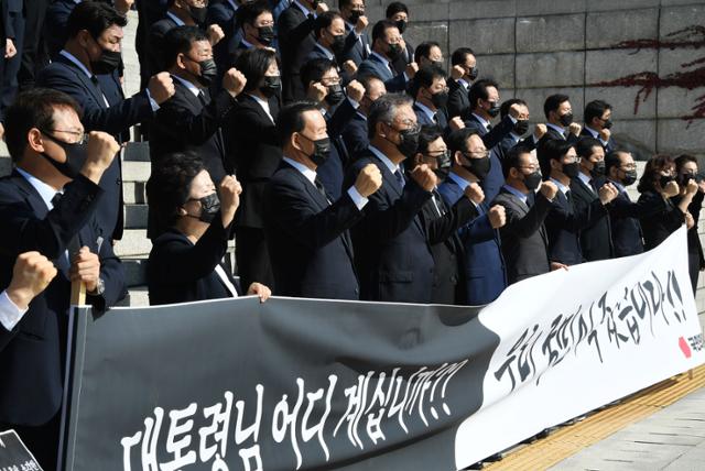 국민의힘 주호영 원내대표와 소속 의원들이 28일 국회 본청 앞에서 북한의 우리 국민 학살 만행 규탄 긴급의원총회를 열고 구호를 외치고 있다. 오대근 기자