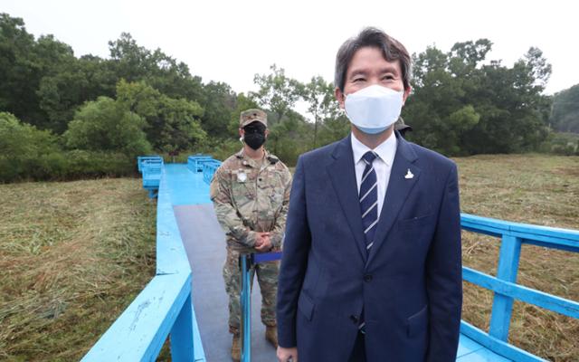 16일 이인영 통일부 장관이 판문점에 있는 도보다리를 둘러보고있다. 판문점=사진공동취재단