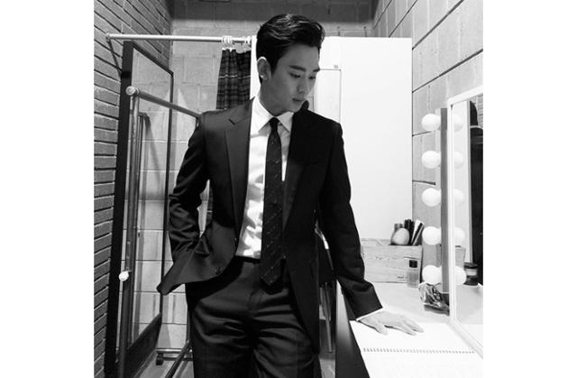 김수현이 명품 슈트핏을 자랑했다. 김수현 SNS 제공