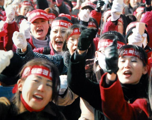 LG반도체 빅딜 당시 LG반도체 서울 본사와 청주·구미 공장 직원 7,000여명이 서울 여의도 한강공원에서 현대전자와의 빅딜에 반대하는 LG반도체 사수 결의대회를 열고 있다. 한국일보 자료사진