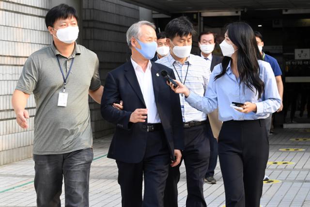 '광복절 집회 공모 혐의'를 받고 있는 김수열 일파만파 대표와 김경재 전 한국자유총연맹 총재가 28일 서초구 서울중앙지법에서 집시법 위반 등의 혐의로 구속 전 피의자 심문(영장실질심사)을 받은 뒤 호송차로 이동하고 있다. 뉴시스