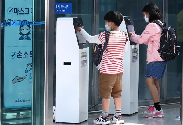 추석 연휴를 이틀 앞둔 28일 오전 서울 용산구 서울역에서 탑승객들이 신종 코로나바이러스 감염증(코로나19) 예방을 위한 손소독제를 사용하고 있다. 뉴시스