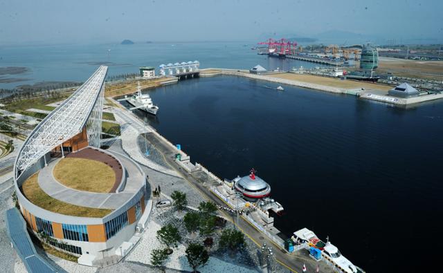 인천 서구 경서동 아라뱃길 경인항 인천서해갑문통제소. 한국일보 자료사진