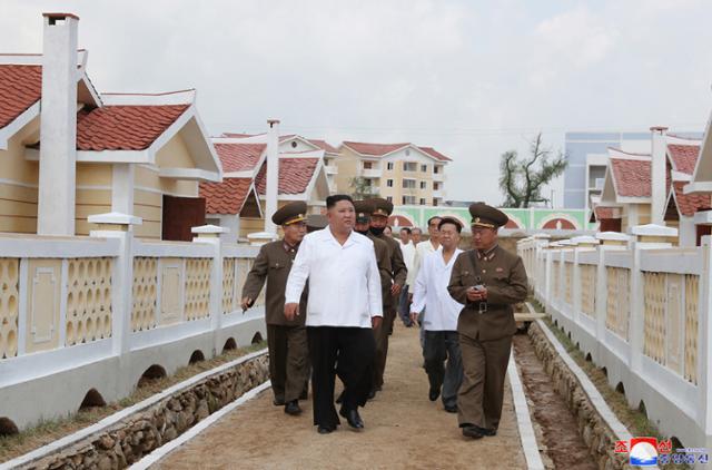 김정은 북한 국무위원장이 태풍 피해 복구를 끝낸 황해북도 금천군 강북리를 방문했다고 조선중앙통신이 지난 15일 보도했다. 연합뉴스