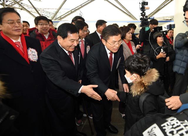 황교안 자유한국당(현 국민의힘) 대표가 지난 1월 23일 서울 중구의 서울역에서 설 명절을 앞두고 귀향하는 가족의 어린이와 손을 잡고 인사하고 있다. 뉴시스