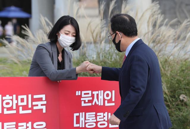 주호영 국민의힘 원내대표가 27일 서울 청와대 분수대 앞에서 '북한의 우리 국민 살해 만행 진상조사 요구' 1인시위를 하기 전 이전 시위자인 배현진 의원과 인사하고 있다. 뉴시스