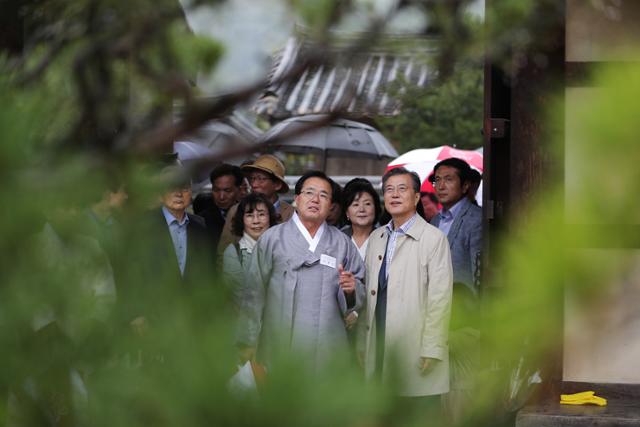 2017년 추석 문재인 대통령은 김정숙 여사와 함께 안동 하회마을을 방문했다. 청와대 제공