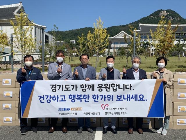 권석필(우에서 세번째)한국자원봉사센터협회장이 29일 경기도자원봉사센터 간부들과 함께 경북도청을 방문해 이재민 위문물품을 전달했다.