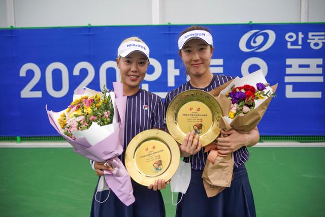 안동오픈 테니스 여자복식 우승을 거둔 정영원(왼쪽)과 최지희. 프리랜서 김도원 제공