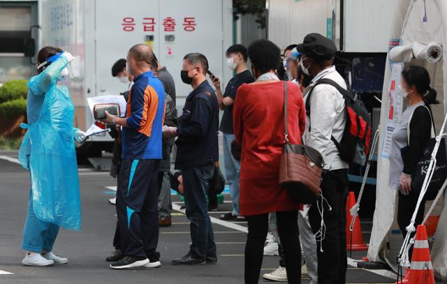 추석연휴 첫 날인 30일 오전 서울 중구 국립중앙의료원에 마련된 신종 코로나바이러스 감염증(코로나19) 선별진료소를 찾은 시민들이 항체검사를 기다리고 있다. 뉴스1